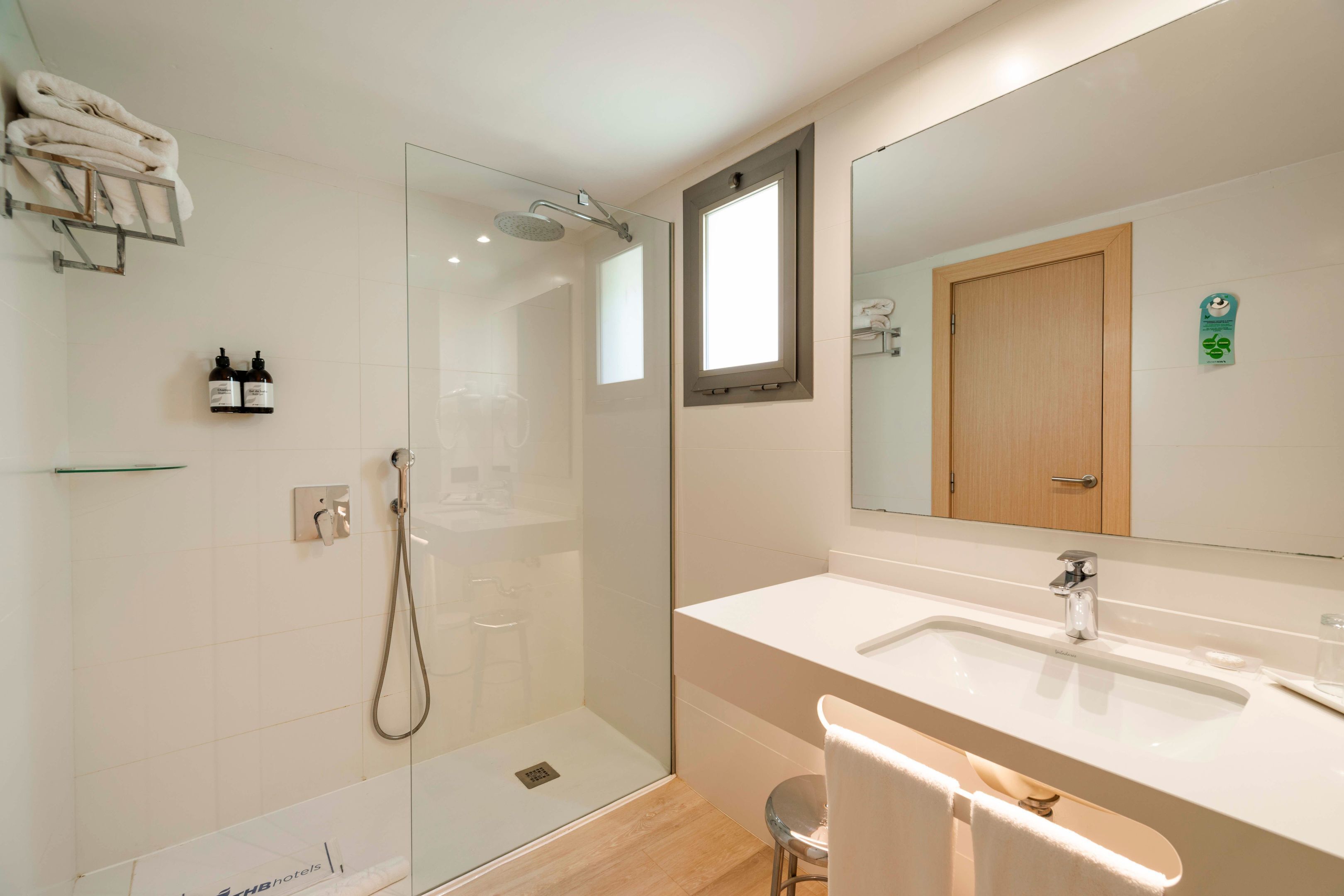 Suite Junior, balcon, vue mer | Salle de bain | Douche, articles de toilette gratuits, sèche-cheveux