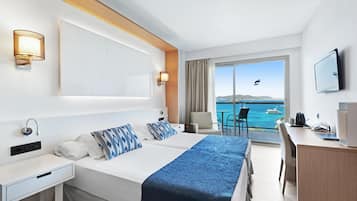 Tweepersoonskamer, balkon, uitzicht op zee | Luxe beddengoed, een minibar, een kluis op de kamer, een bureau