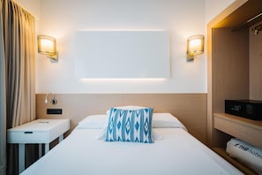 Eenpersoonskamer | Luxe beddengoed, een minibar, een kluis op de kamer, een bureau