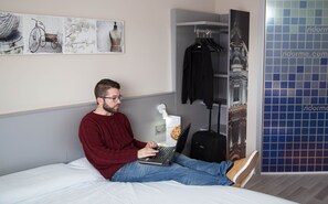 Zimmersafe, Schreibtisch, Verdunkelungsvorhänge, kostenloses WLAN