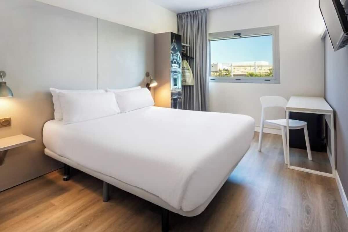 In-room safe, desk, blackout curtains, free WiFi