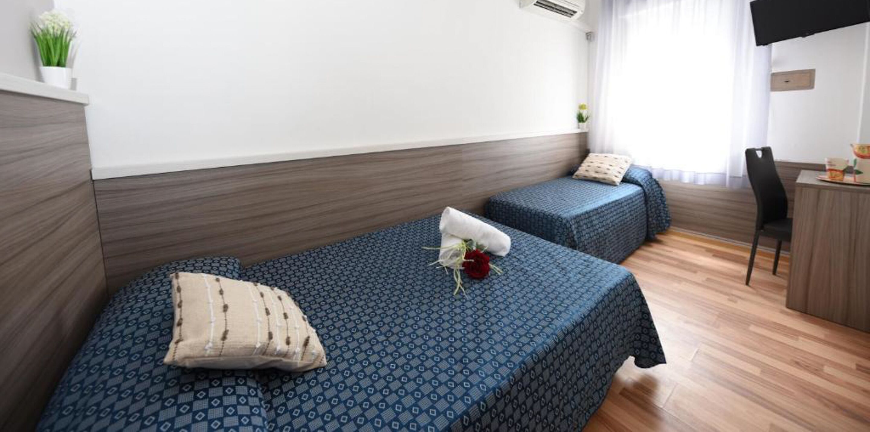 Chambre Simple, salle de bains attenante, vue partielle sur la mer | 1 chambre, coffres-forts dans les chambres, bureau, draps fournis