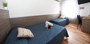 1 habitación, caja de seguridad en la habitación y escritorio