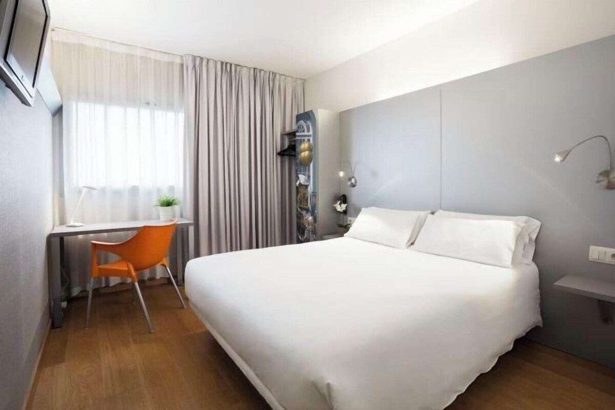 Cribs (free), WiFi (free)
