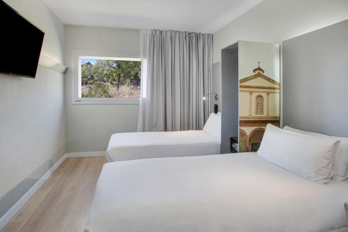 Twin Room | Cribs (free), WiFi (free)
