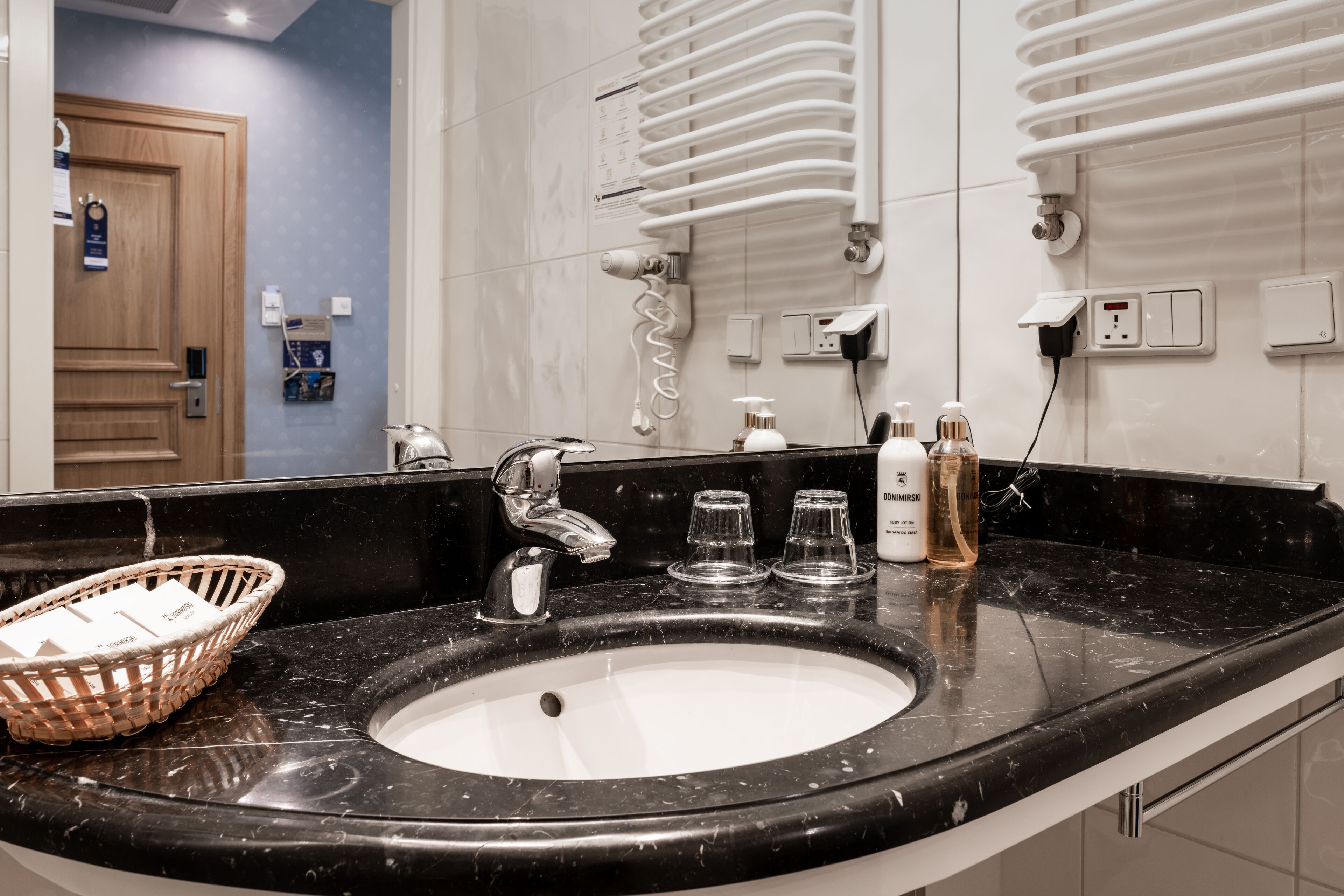 standard double room | bathroom | free toiletries, hair dryer, bathrobes, slippers