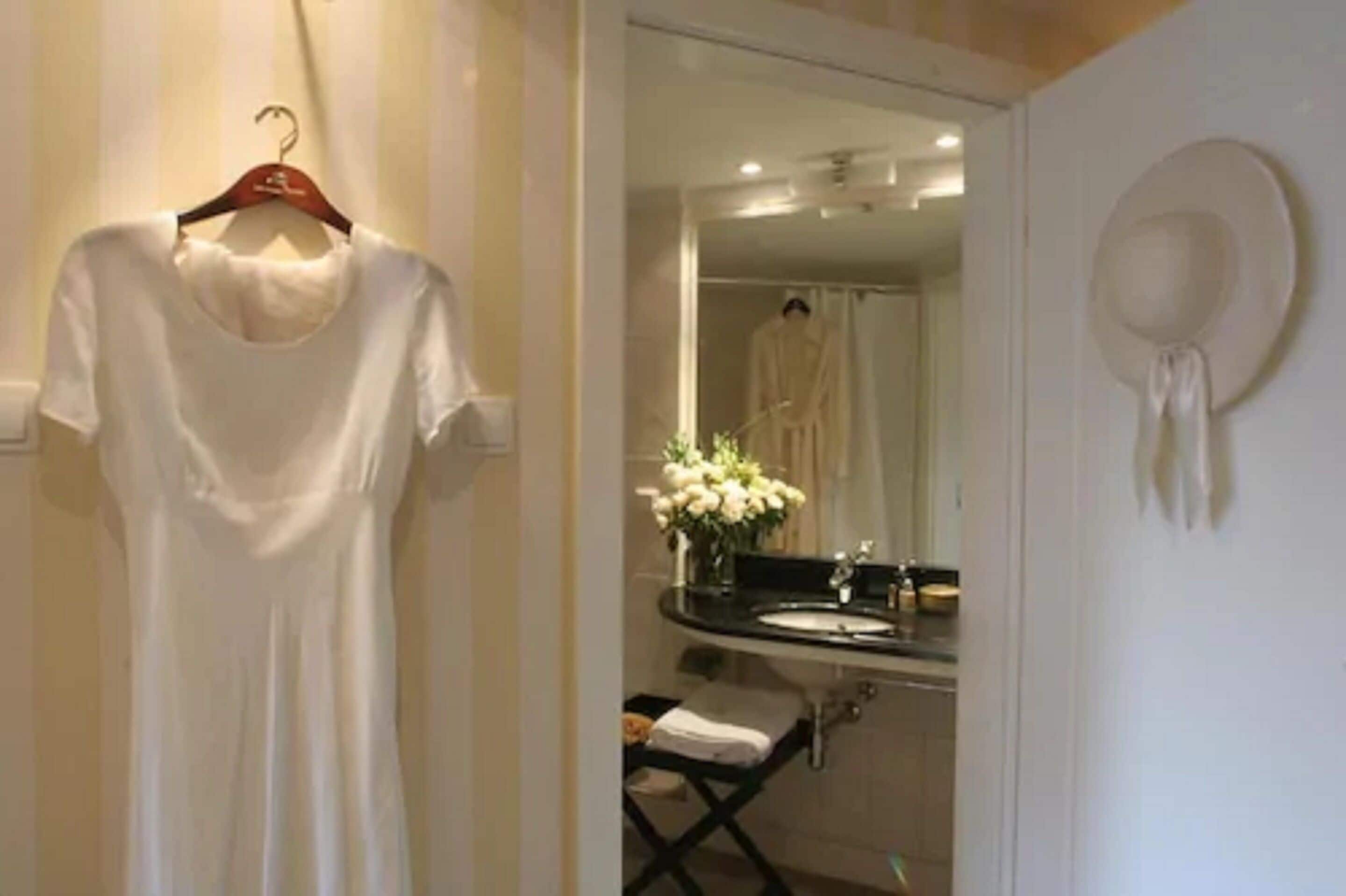 standard double room | bathroom | free toiletries, hair dryer, bathrobes, slippers