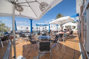 Poolside bar