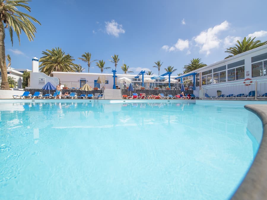 2 buitenzwembaden, parasols voor strand/zwembad
