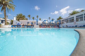 2 室外游泳池，池畔遮阳伞，日光浴躺椅