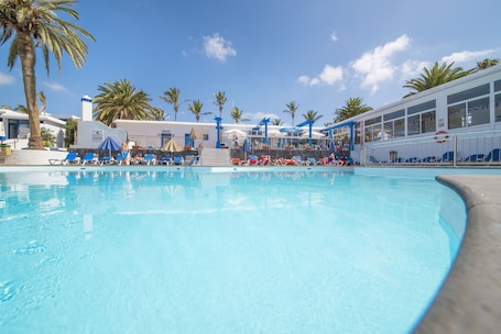 2 piscinas al aire libre, sombrillas, sillones reclinables de piscina