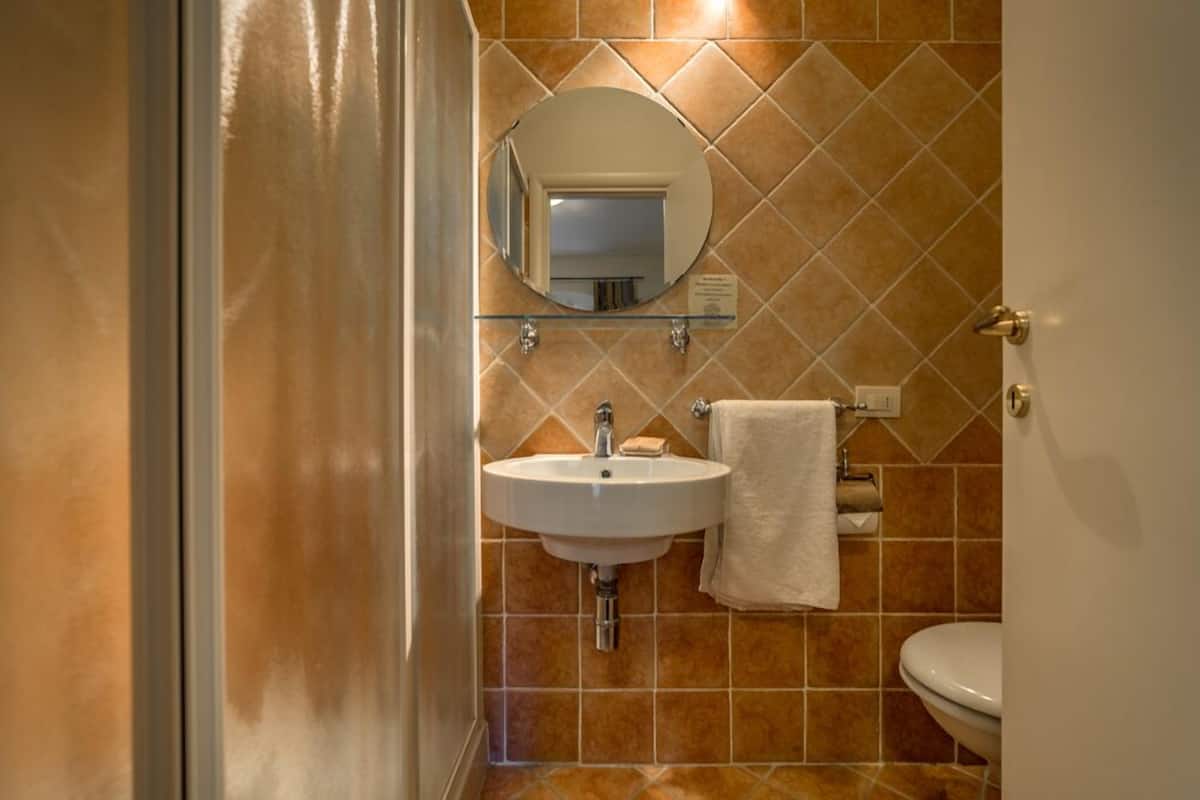 economy double room | bathroom | free toiletries, hair dryer, bidet, towels