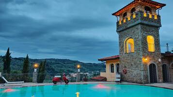 Outdoor pool, sun loungers