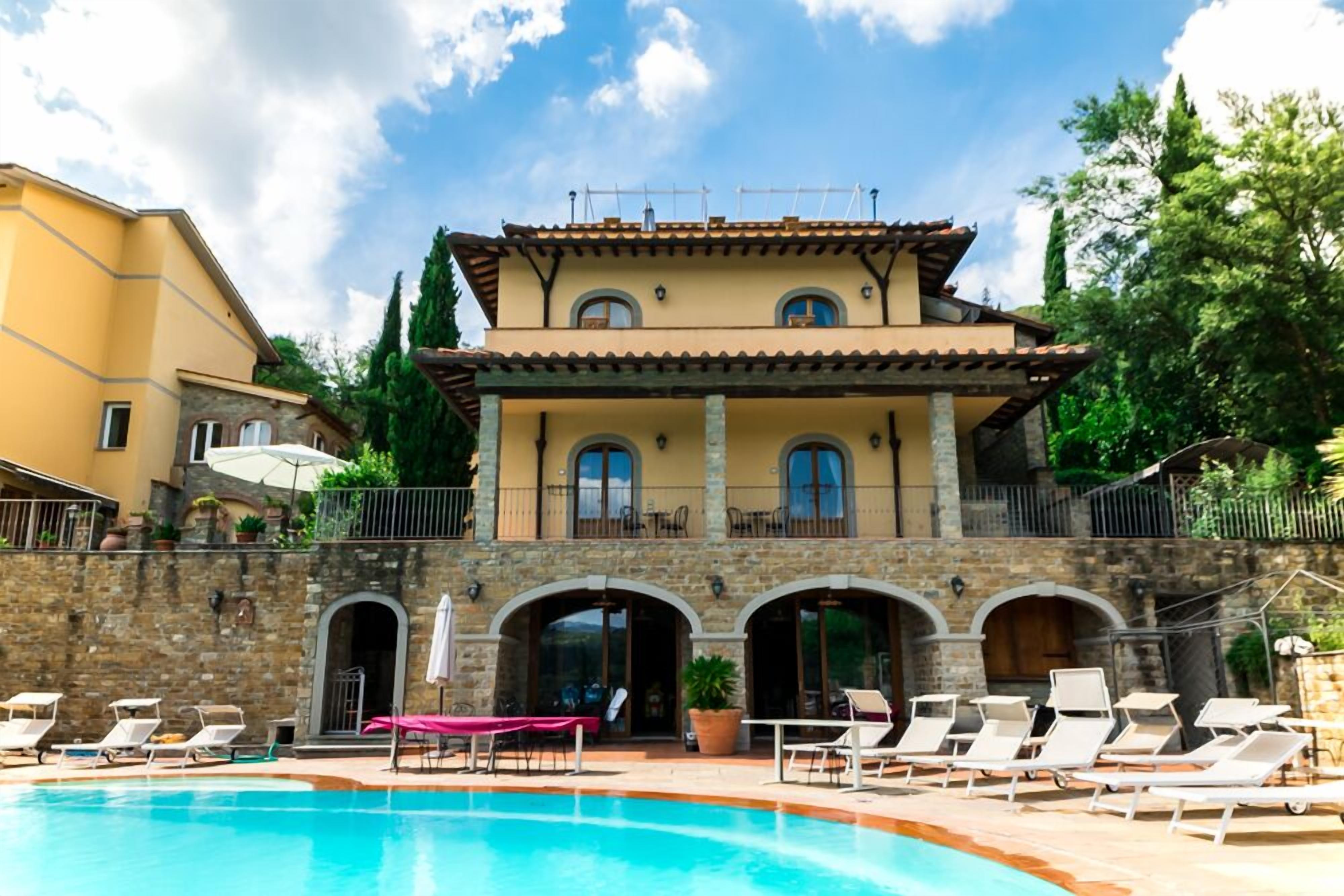 Piscine extérieure (ouverte en saison), chaises longues