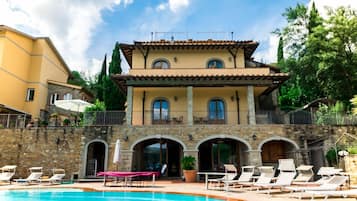 Piscine extérieure (ouverte en saison), chaises longues