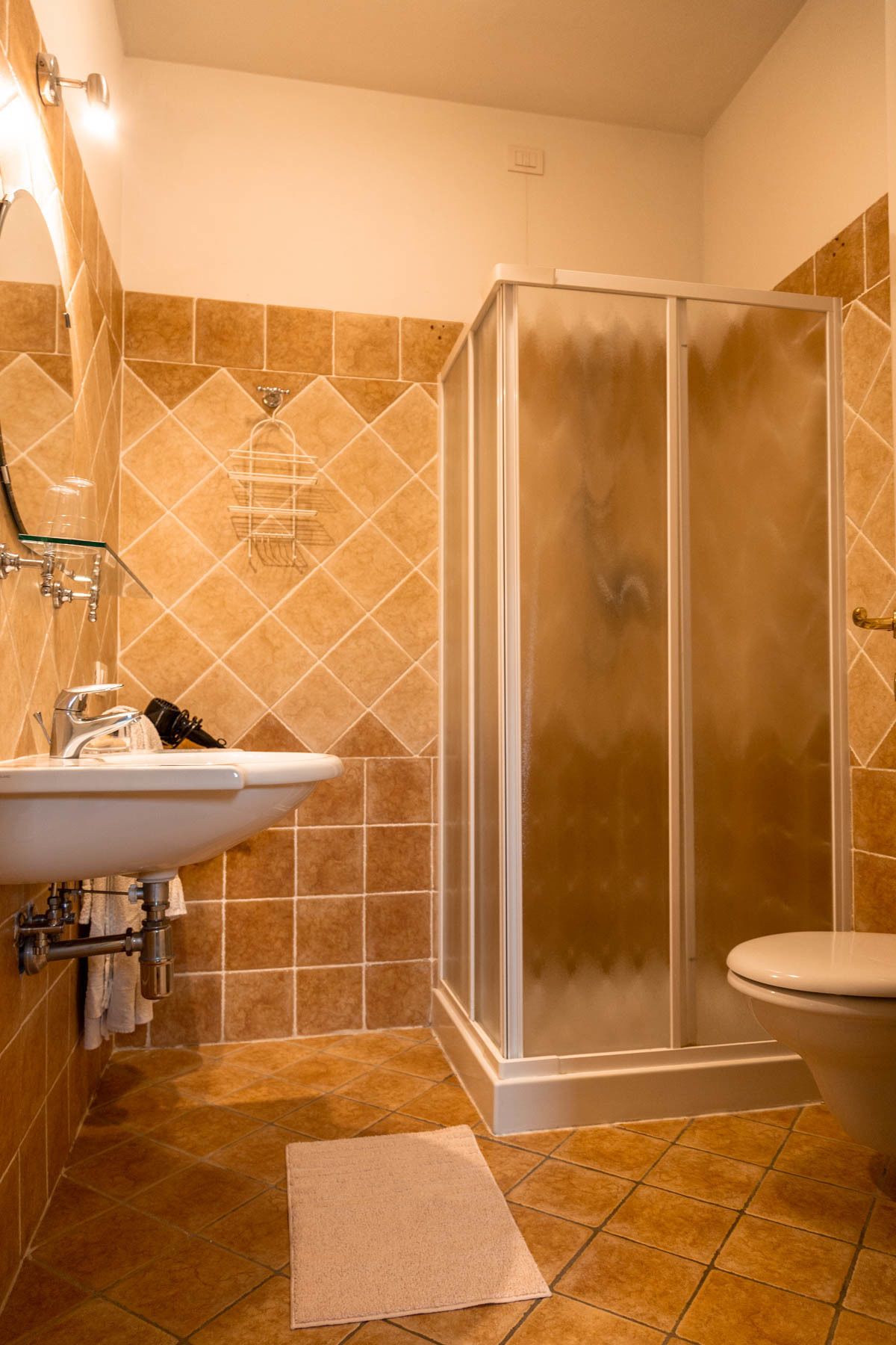triple room | bathroom | free toiletries, hair dryer, bidet, towels