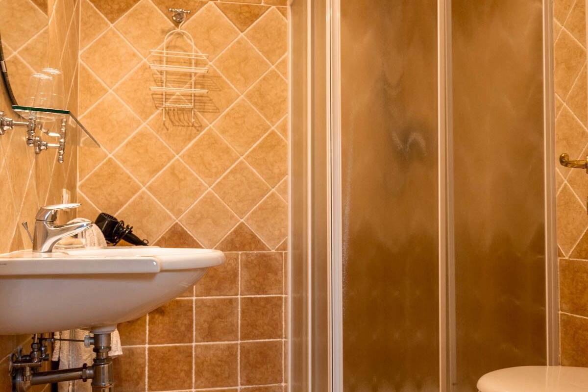 triple room | bathroom | free toiletries, hair dryer, bidet, towels