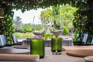 Outdoor dining - Mas Sola (Santa Coloma de Farners)