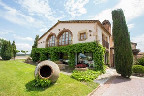 Un edificio de estilo arquitectónico tradicional, con ventanas en arco y fachada de ladrillo.