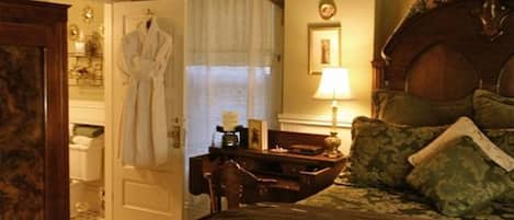 Business Room, 1 Queen Bed, Non Smoking, Private Bathroom | Egyptian cotton sheets, premium bedding, individually decorated