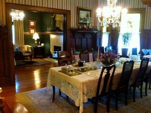 Frokost med lokale retter er inkludert hver dag