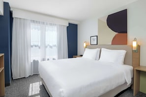 Escritorio, tabla de planchar con plancha, wifi gratis y ropa de cama