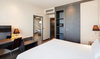 In-room safe, desk, soundproofing, free WiFi