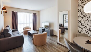 Cofres nos quartos, escrivaninha, quartos à prova de som