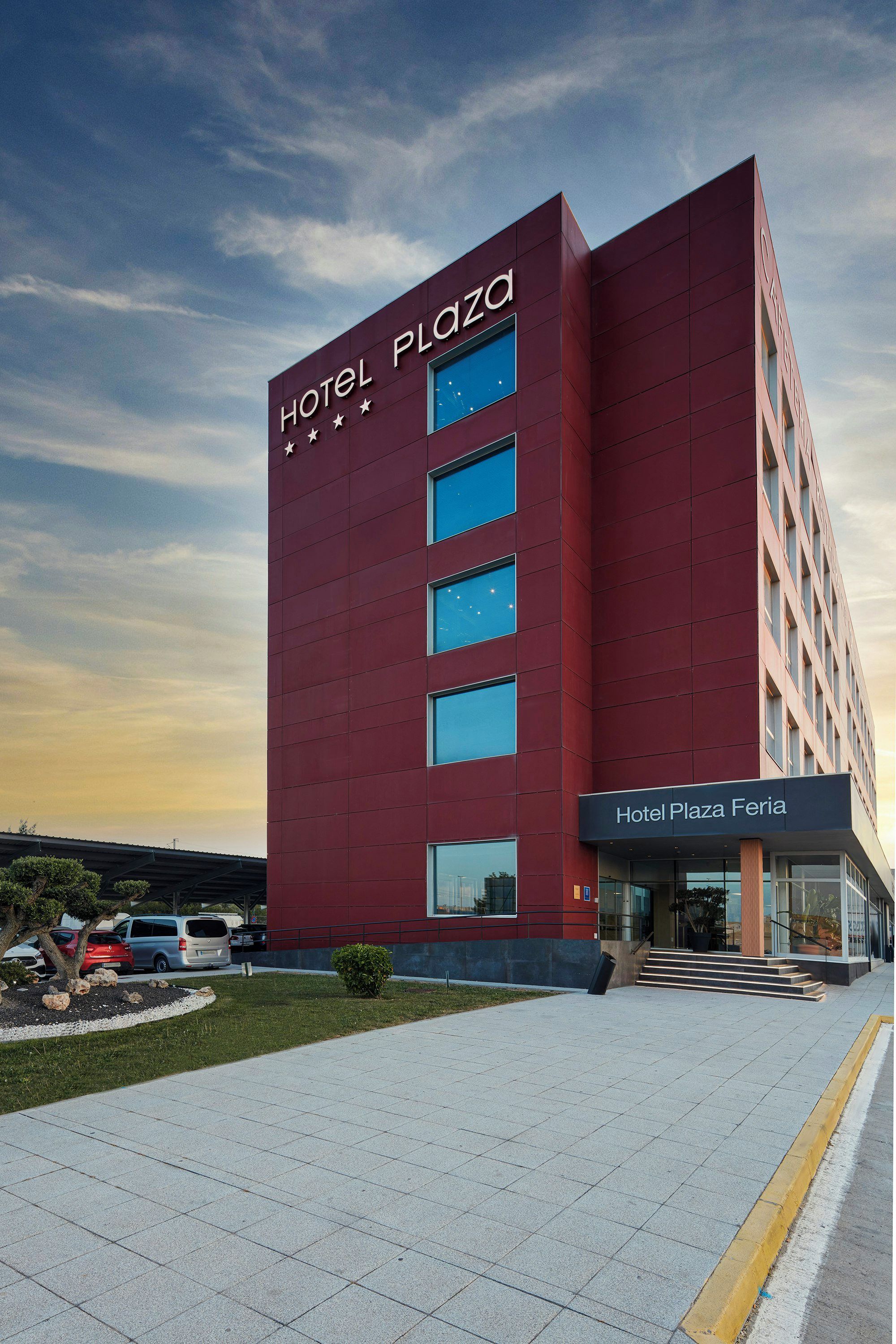 Un edificio moderno de hotel con un letrero destacado que dice 'Hotel Plaza'.