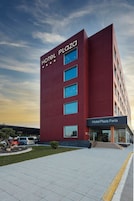 Un moderno edificio di un hotel con una segnaletica ben visibile che riporta 'Hotel Plaza'.
