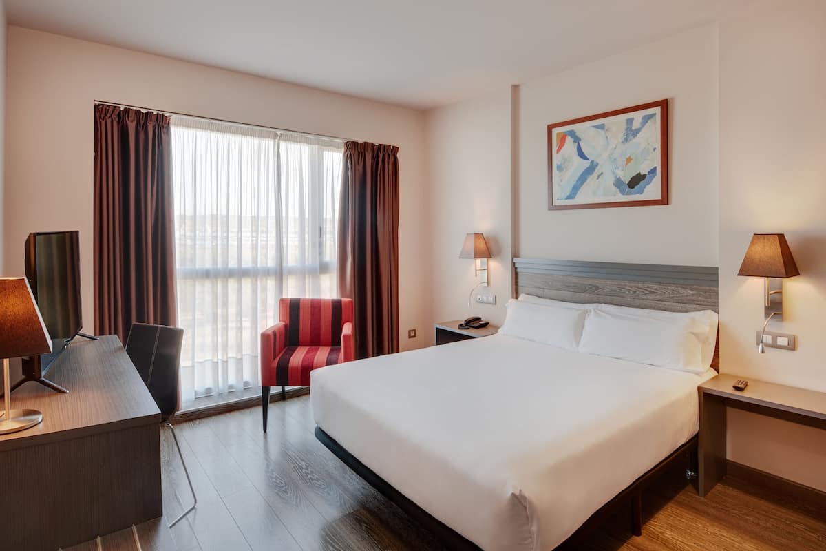 Standard Double or Twin Room Single Use | Värdeförvaringsskåp på rummet, skrivbord, ljudisolering och gratis wi-fi