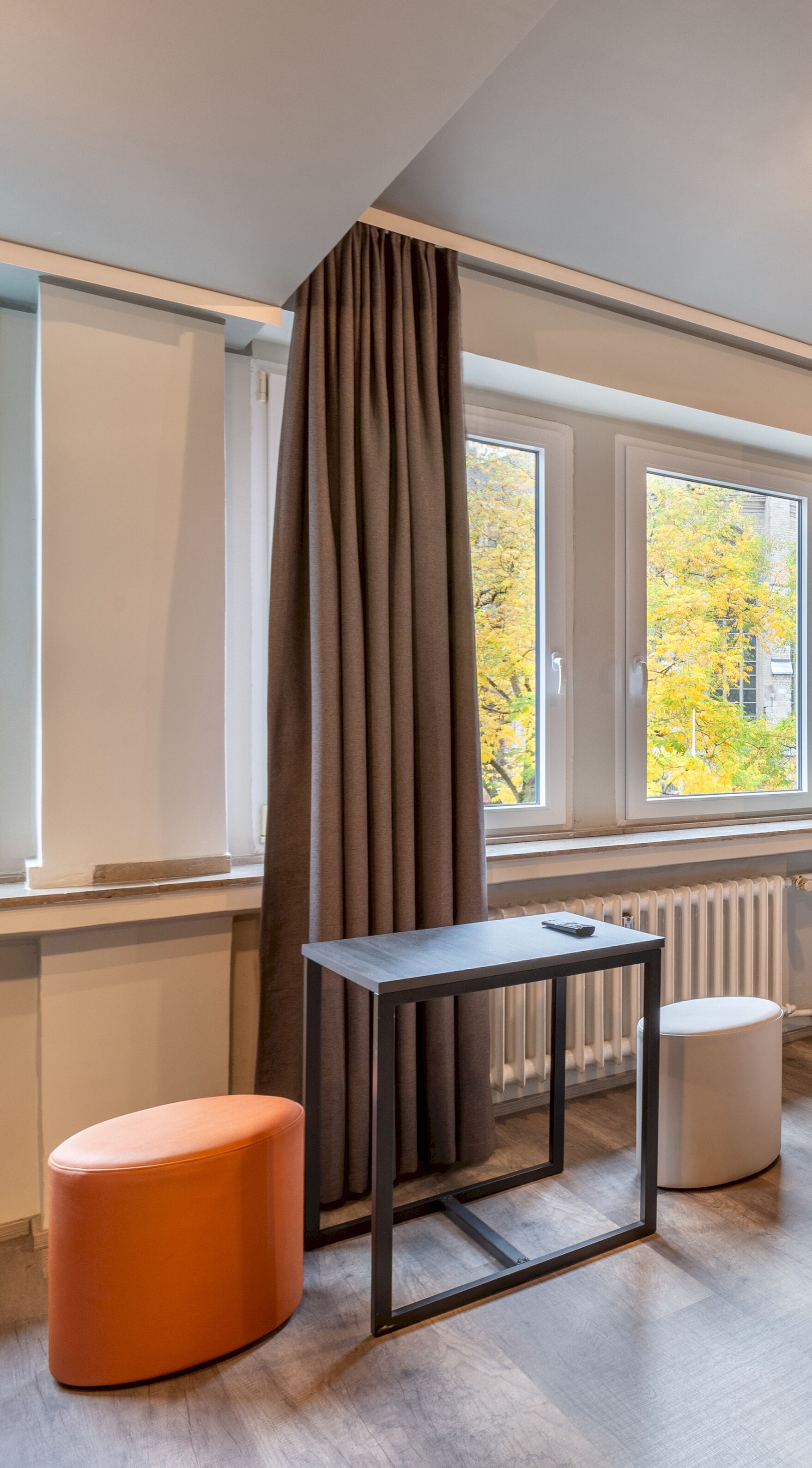 Camera con 2 letti singoli | Una scrivania, tende oscuranti, ferro/asse da stiro, Wi-Fi gratuito