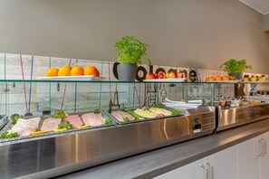 Daily buffet breakfast for a fee - a&o Köln Hauptbahnhof (Cologne)
