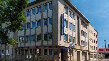 Ein mehrstöckiges Gebäude mit einem Schild, das 'a&o hostels.com' anzeigt und eine Jugendherberge kennzeichnet.