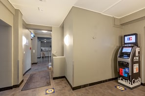 ATM/Dịch vụ ngân hàng trong khuôn viên