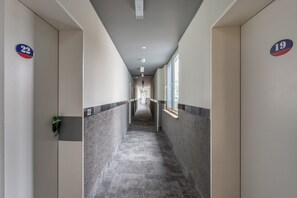 A corridor with doors numbered 19 and 22, leading to rooms. - a&o Köln Hauptbahnhof (Cologne)