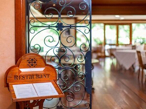Breakfast, lunch and dinner served - Mercure Hunter Valley Gardens (Pokolbin)