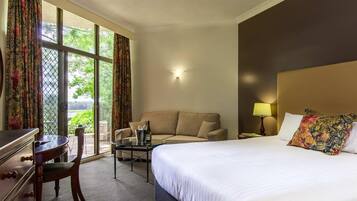 デラックス ルーム キングベッド 1 台 | 高級寝具、ミニバー、デスク、ノートパソコン用作業スペース