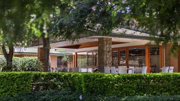 Se sirven desayunos, comidas y cenas con vista a la alberca