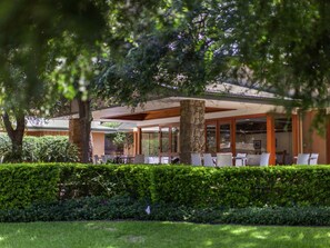 供应早餐、午餐和晚餐，泳池景观