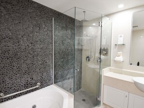 Privilege, Room, 1 King Bed | Premium bedding, minibar, desk, laptop workspace - Mercure Hunter Valley Gardens (Pokolbin)