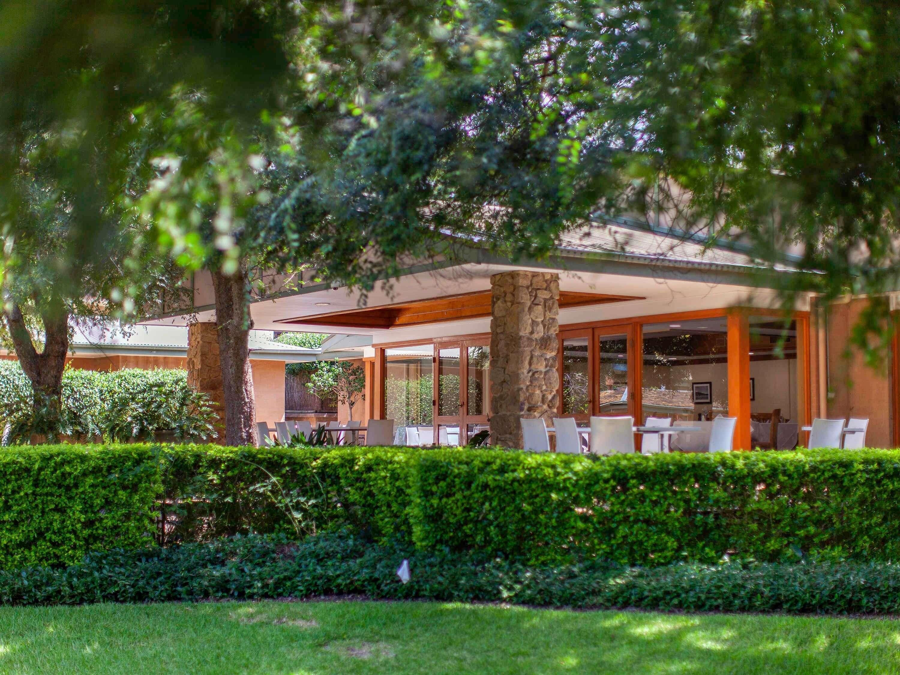 Frokost, lunsj og middag serveres, utsikt mot bassenget