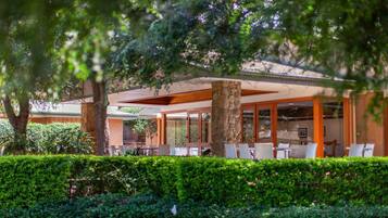 Frokost, lunsj og middag serveres, utsikt mot bassenget