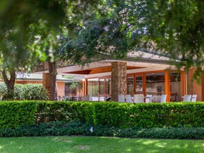Frühstück, Mittagessen, Abendessen, Blick auf den Pool 
