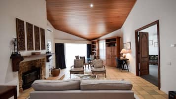 Privilege, Habitación, 1 cama King size | Ropa de cama de alta calidad, minibar y escritorio