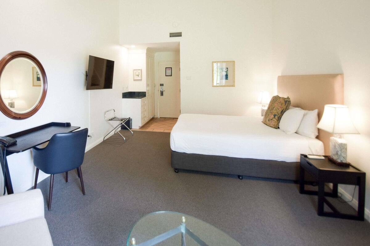 Studio, 1 King Bed | Premium bedding, minibar, desk, laptop workspace