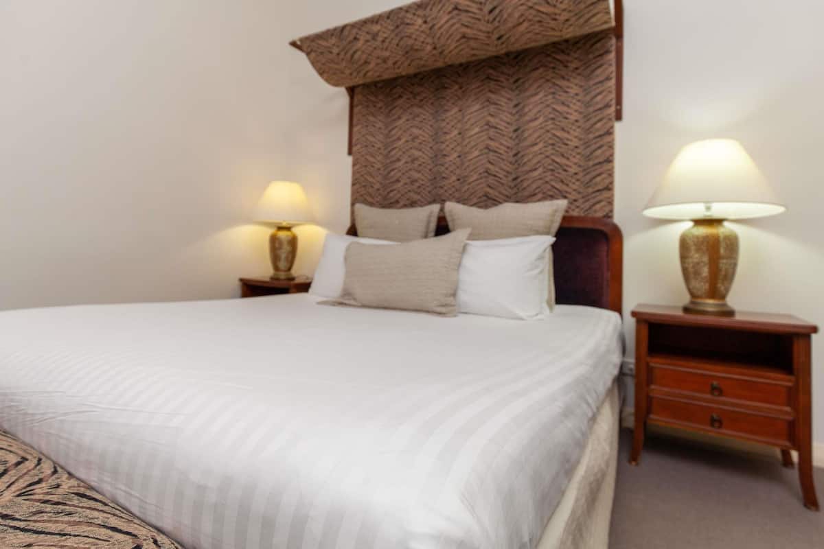 Ropa de cama de alta calidad, minibar y escritorio