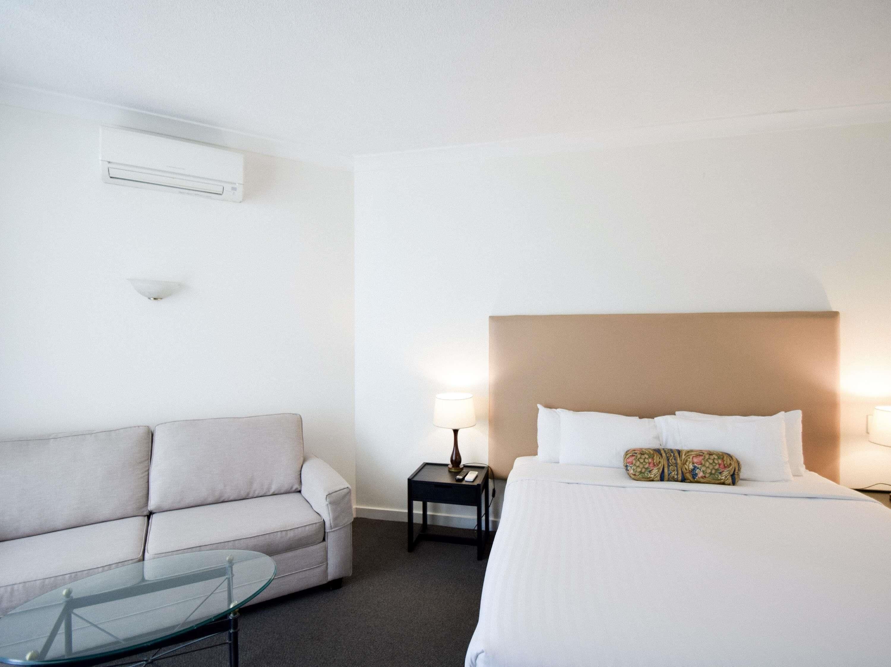 Deluxe Room, 1 King Bed | Premium bedding, minibar, desk, laptop workspace
