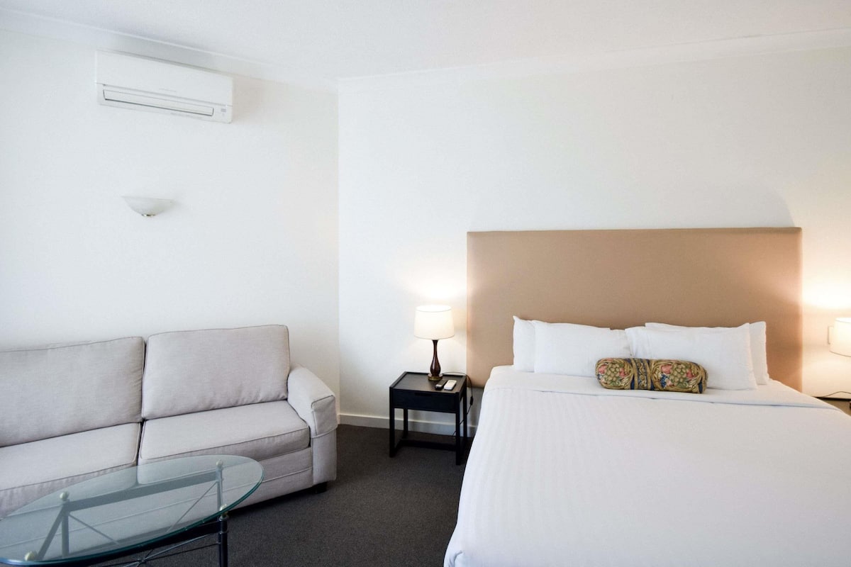 Deluxe Room, 1 King Bed | Premium bedding, minibar, desk, laptop workspace