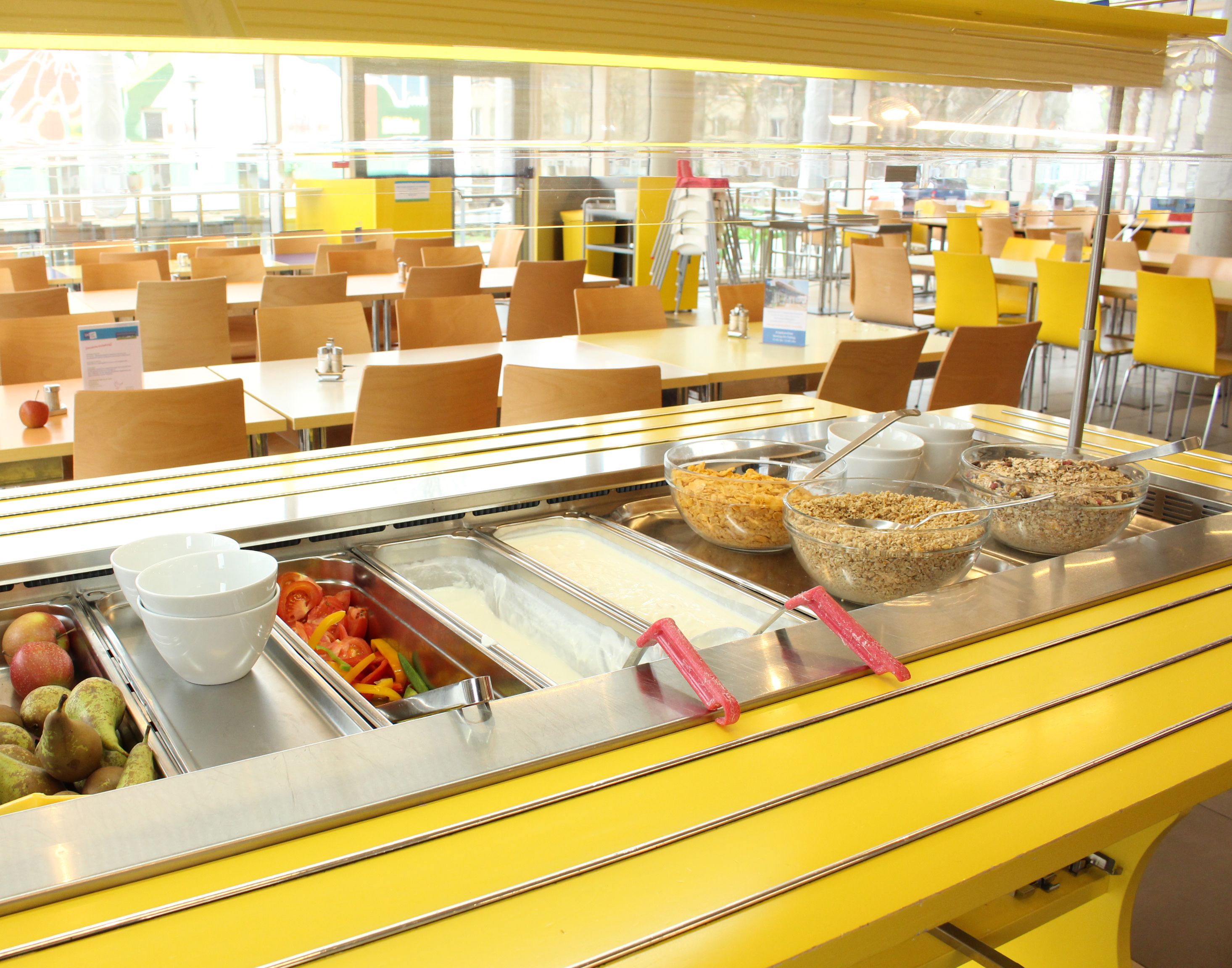 Ein Buffet mit verschiedenen Speisen und Besteck.